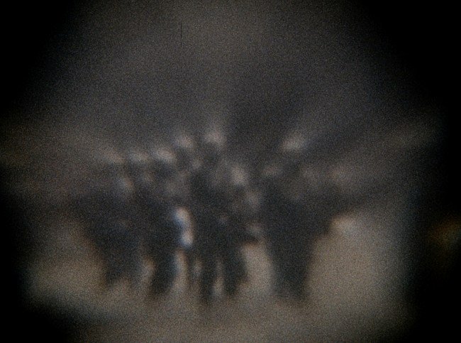 Ade Darmawan「Santalum Album Family」：ジャカルタの ROH、オレンジ色のガスコンロに溶接されたプルタミナの石油ドラム