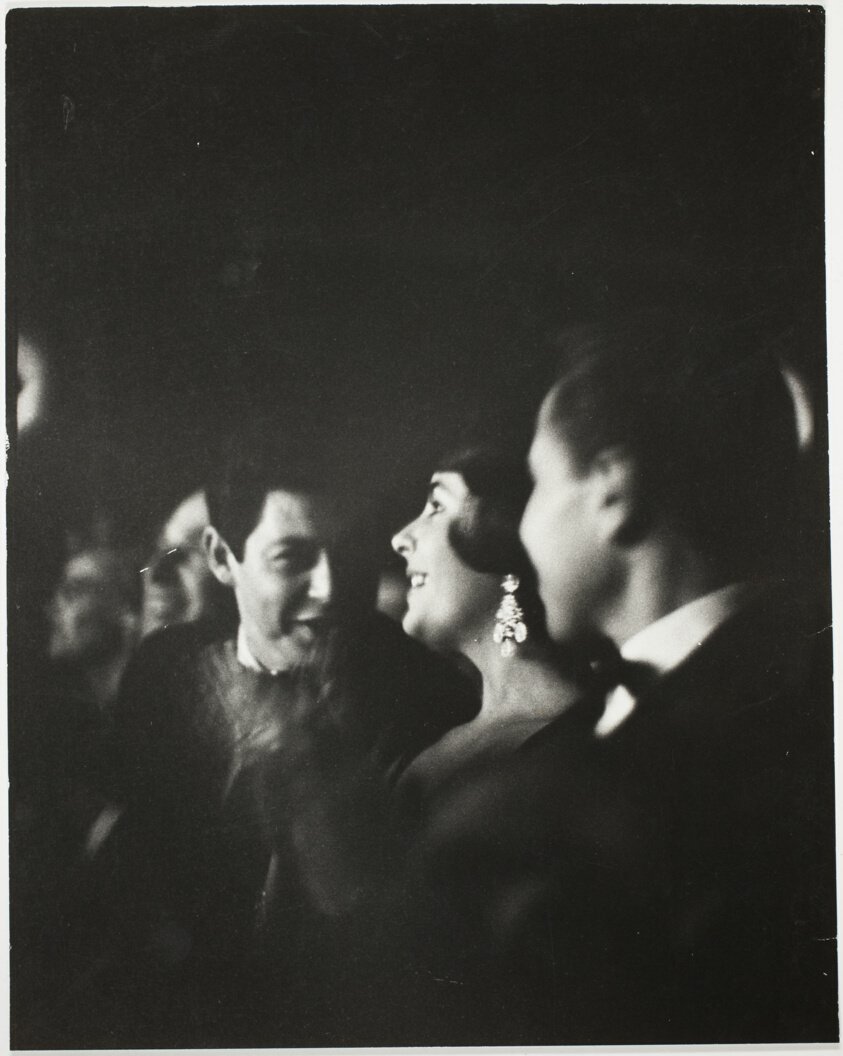 アート・シェイのモノクロ写真：1960年、シカゴの映画館の Smell-O-Vision 上映で、エリザベス・テイラーとエディ・フィッシャー