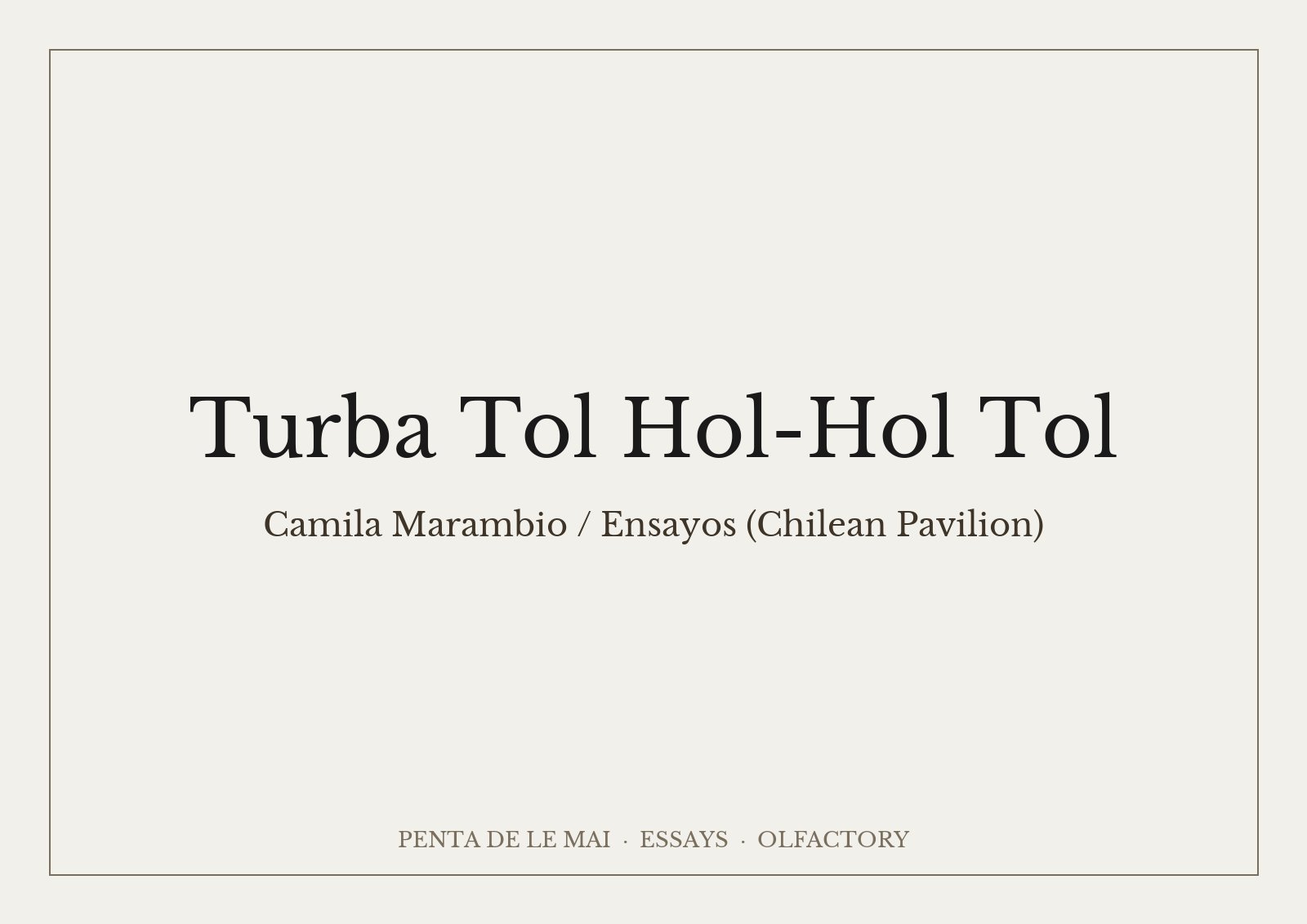 「Turba Tol Hol-Hol Tol」、チリ館、ヴェネチア・ビエンナーレ2022：苔の絨毯と頭上の半透明スクリーンのある暗い部屋