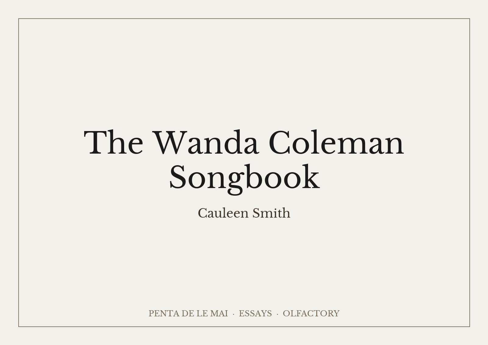 コーリーン・スミス「The Wanda Coleman Songbook」：壁を覆う四面の映像インスタレーション、薄暗い部屋のラグとソファ