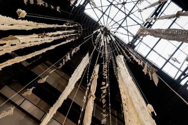Cecilia Vicuña, Brain Forest Quipu: hai cấu trúc sợi màu trắng xương treo từ trần Turbine Hall, Tate Modern