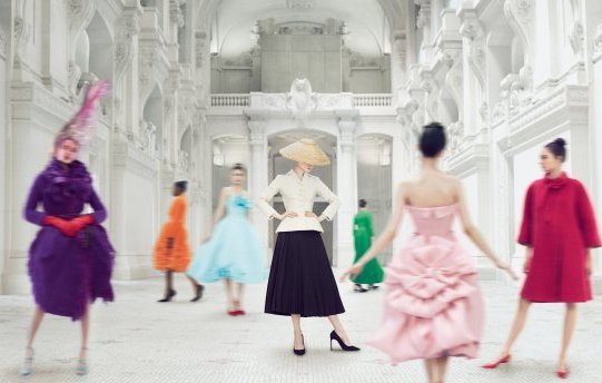 Christian Dior, couturier du rêve: những bộ váy haute couture Dior trưng bày trong gian chính của Musée des Arts Décoratifs