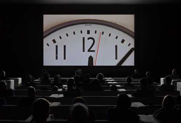 Christian Marclay, The Clock: một cảnh phim cũ cận mặt đồng hồ, trong video dựng dài 24 giờ