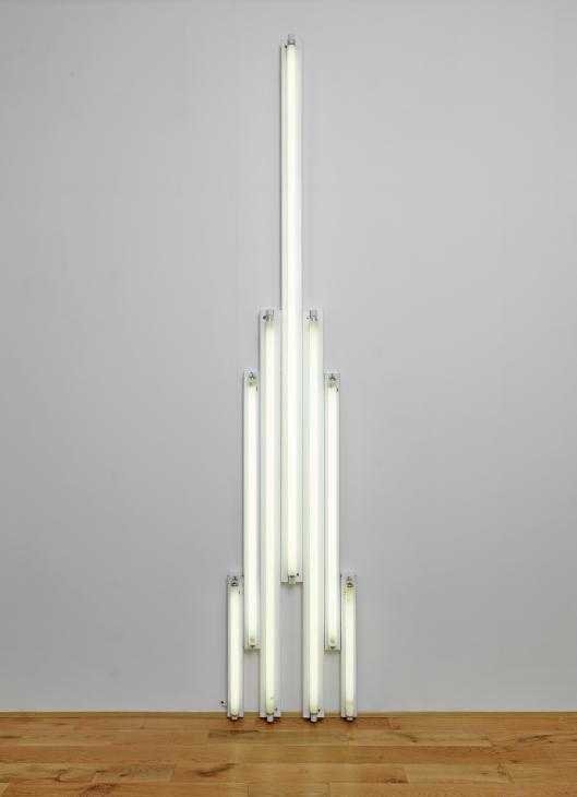 ダン・フレイヴィン「'monument' for V. Tatlin」：中央に向かって塔のように高くなる、並んで立つ白い蛍光管
