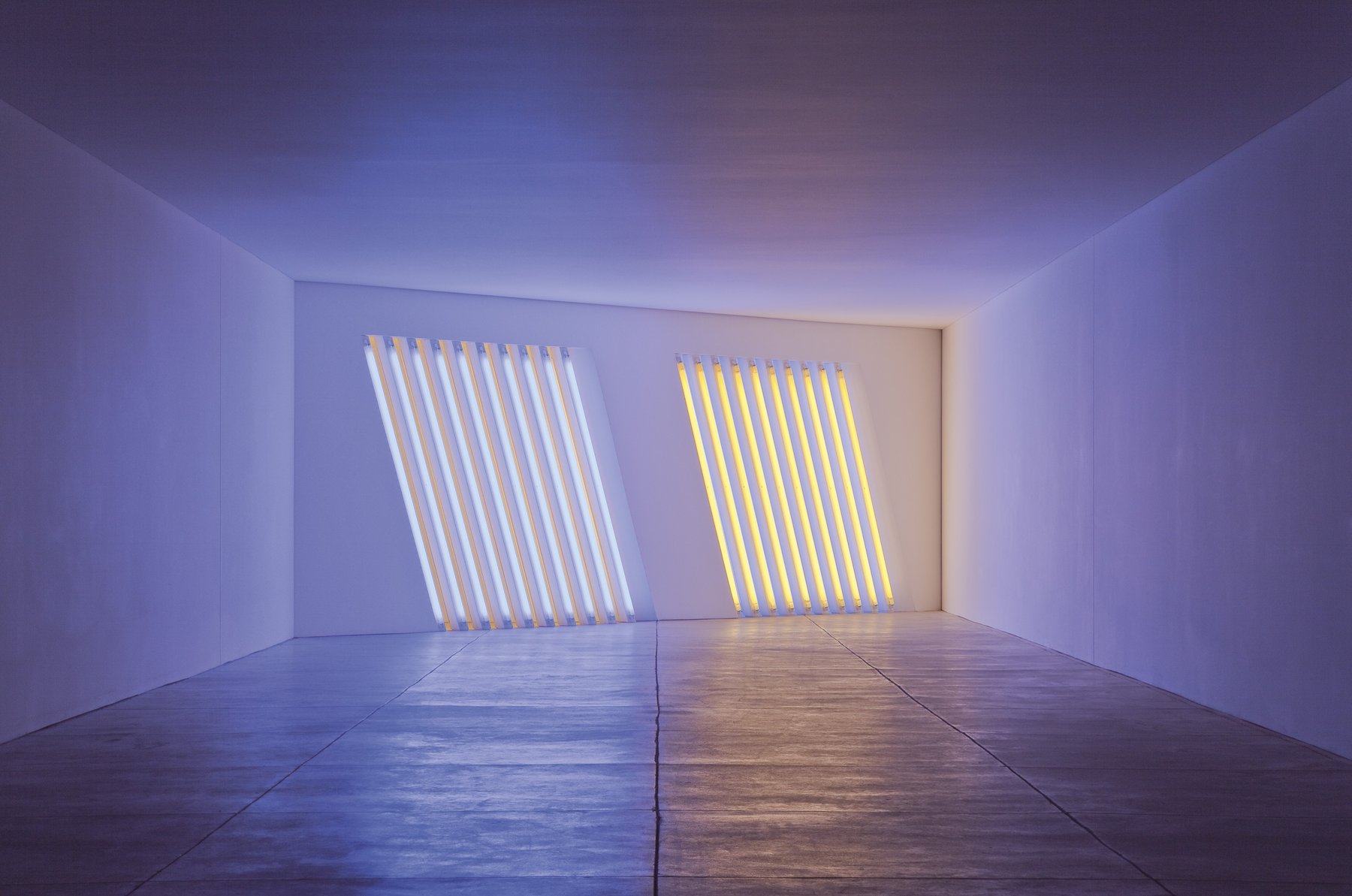 Dan Flavin, untitled (Marfa project): hành lang doanh trại cũ chắn ngang bởi vách đèn huỳnh quang màu