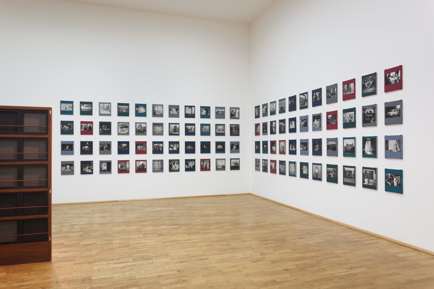 Dayanita Singh, Museum of Chance: ảnh đen trắng đặt trong cấu trúc gỗ mở ra như một bảo tàng di động