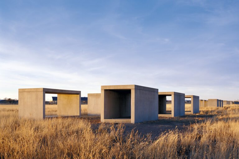 Donald Judd, 15 untitled works in concrete: các khối bê tông mở hai đầu xếp hàng trên đồng cỏ khô ở Marfa, Texas