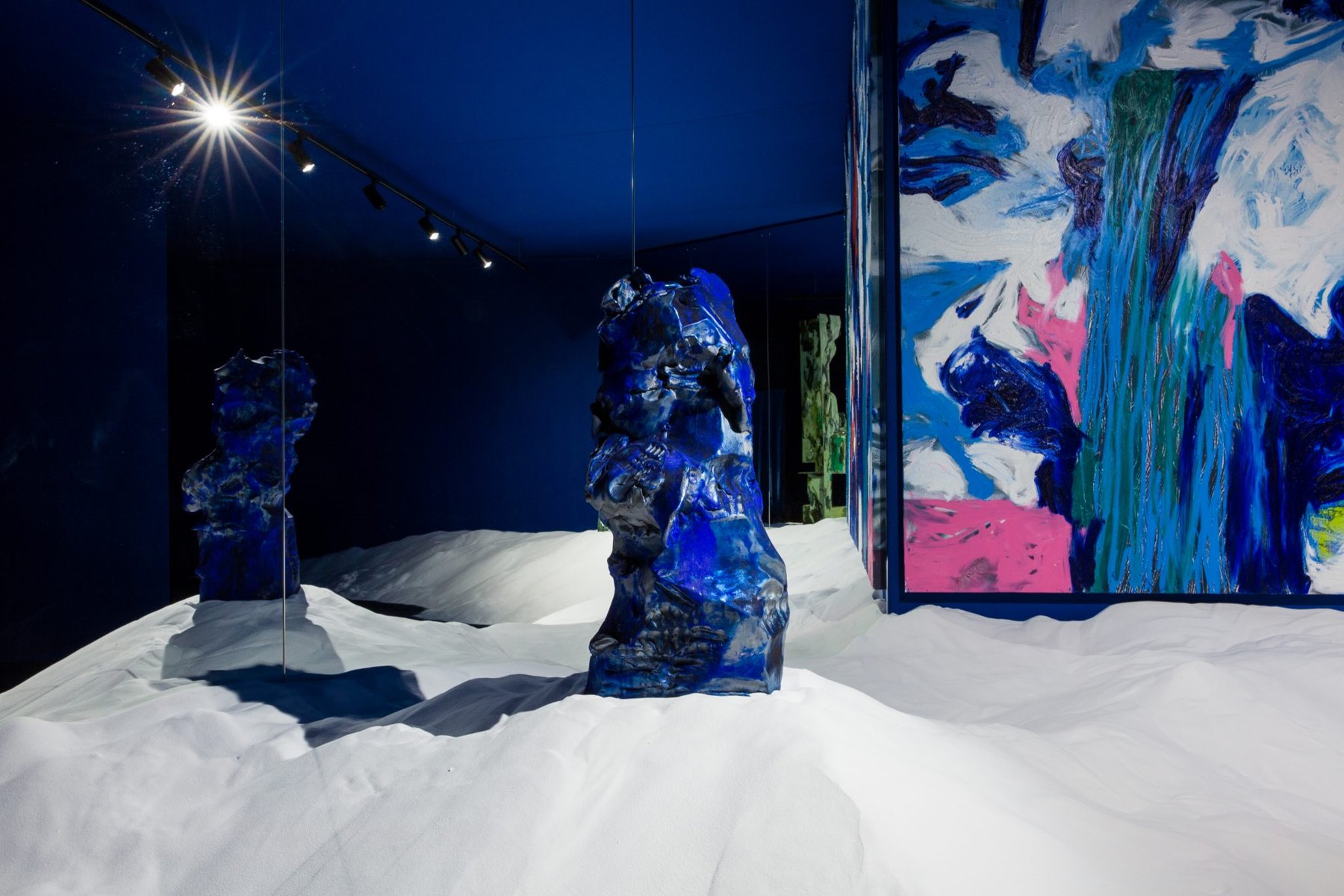 Donna Huanca, CUEVA DE COPAL tại Arnolfini: phòng trải cát trắng, tranh lớn và tượng trước gương