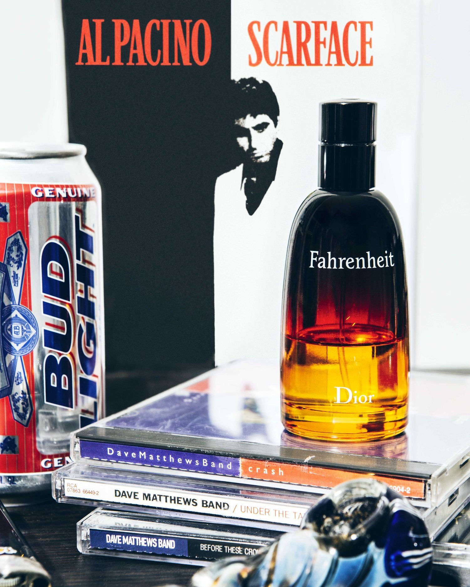 Basenote Bitch của Elizabeth Renstrom: ảnh tĩnh vật chai nước hoa Dior Fahrenheit trong bối cảnh phòng ngủ thiếu niên
