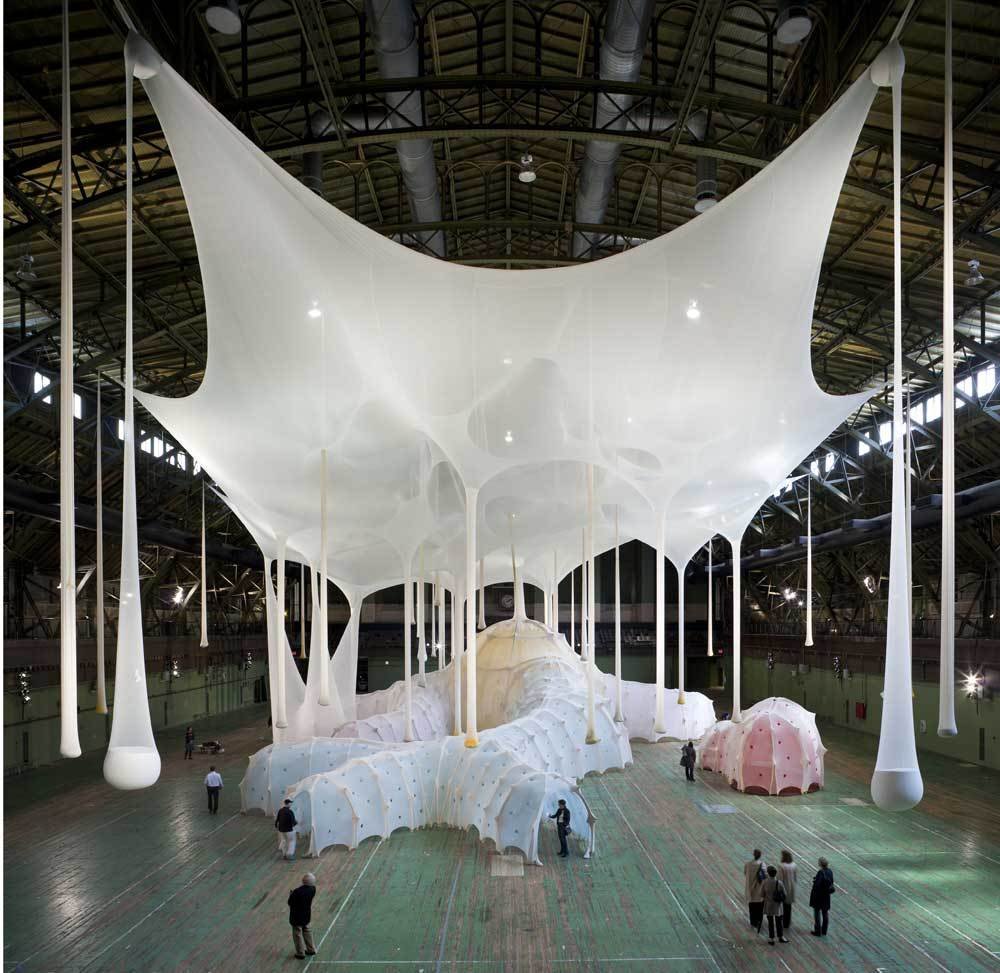 Ernesto Neto, anthropodino: tán vải Lycra và những túi gia vị treo trong sảnh Park Avenue Armory, New York