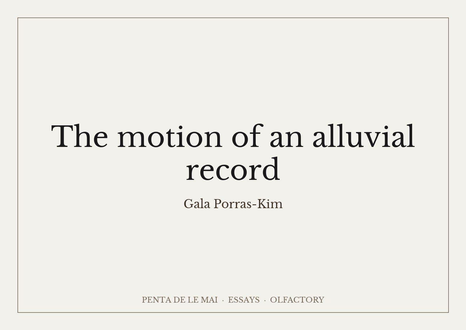 ガラ・ポラス＝キム「The motion of an alluvial record」：暑く湿った部屋に置かれた湿った粘土の長い展示ケース、結露で曇ったアクリル板