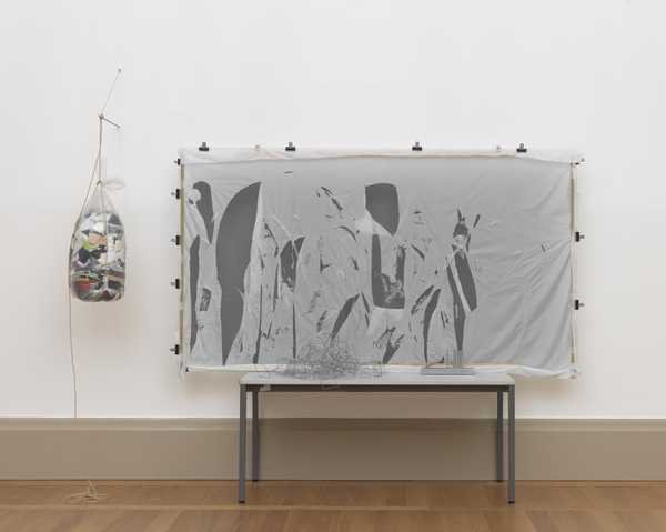 グスタフ・メッツガー「Recreation of First Public Demonstration of Auto-Destructive Art」。張られたナイロンの布が酸に侵され、穴が広がっていく