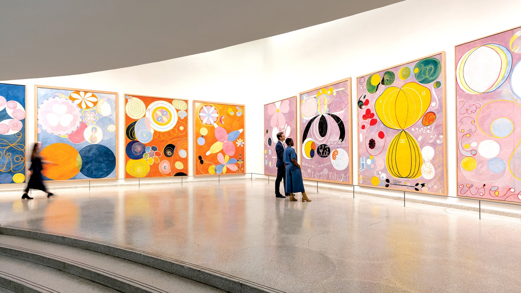 ニューヨーク、グッゲンハイムの「Hilma af Klint: Paintings for the Future」：美術館の螺旋スロープに沿って掛けられた、色彩豊かな大きな抽象画