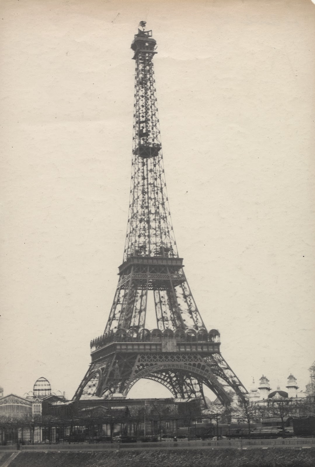 Hippolyte Blancard, bản in platinum: tháp Eiffel đang xây dựng, tông xám đen trên giấy mờ