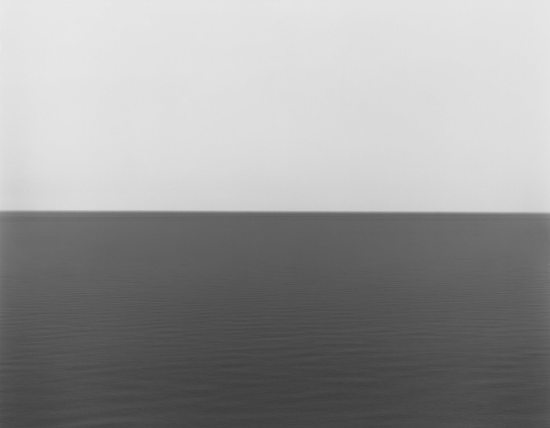 Hiroshi Sugimoto, Seascapes: ảnh đen trắng, đường chân trời chia khung hình làm hai nửa trời và biển
