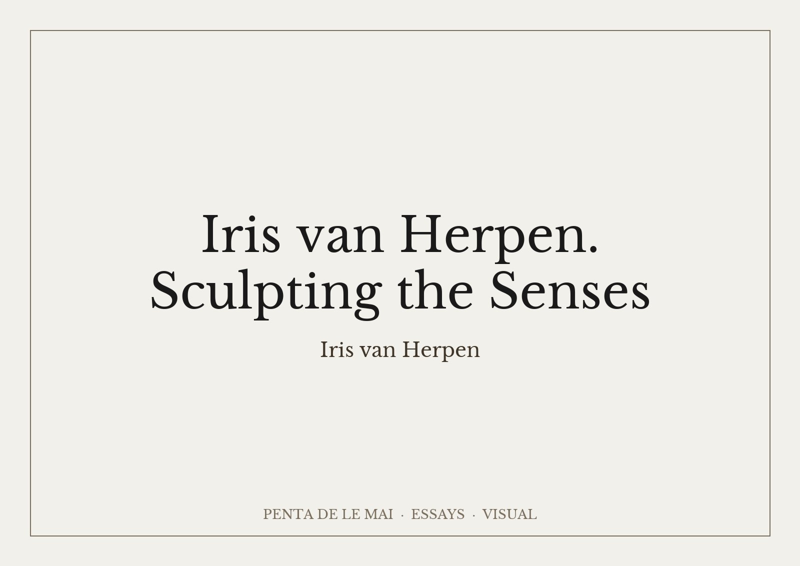 イリス・ヴァン・ヘルペン「Sculpting the Senses」。波のような構造をもつ透明なクチュールドレス、MAD パリにて