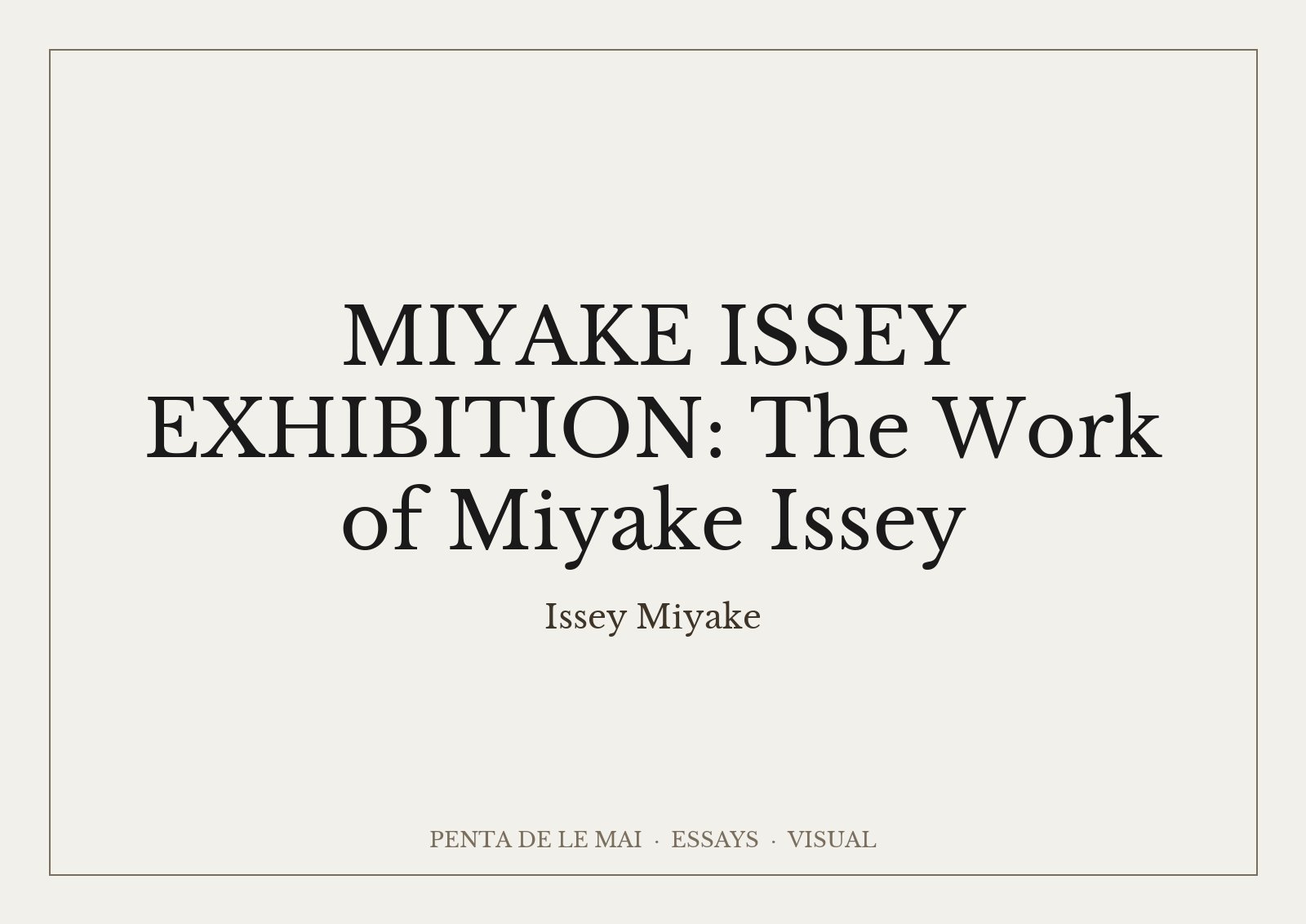 国立新美術館の「MIYAKE ISSEY EXHIBITION」。展示空間に並ぶ三宅一生の服