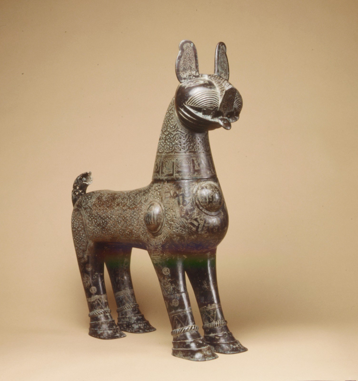 「Incense Burner of Amir Saif al-Dunya wa'l-Din ibn Muhammad al-Mawardi」。線刻と透かし彫りを施し、アラビア語の銘帯をめぐらせた大きな青銅の獅子形香炉。ホラーサーン、1181年から1182年