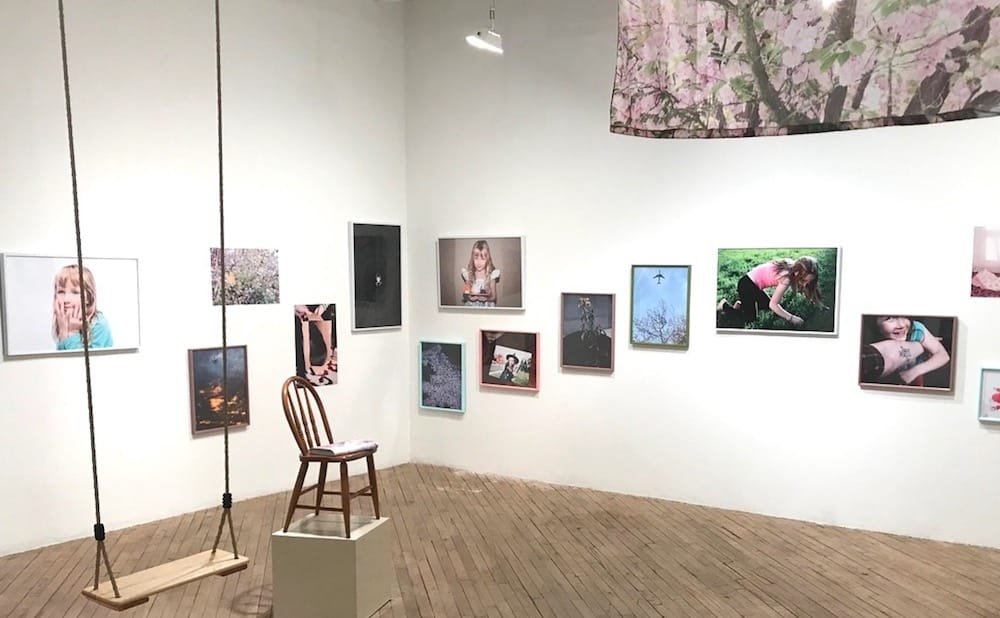 ジェイ・マーリン「Kid」：フィラデルフィアのヴォックス・ポプリに展示された幼い少女の写真