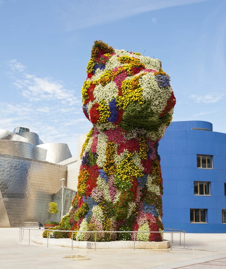 ジェフ・クーンズ「Puppy」：グッゲンハイム・ビルバオ美術館の前、色とりどりの花に覆われた巨大なウエスト・ハイランド・テリア