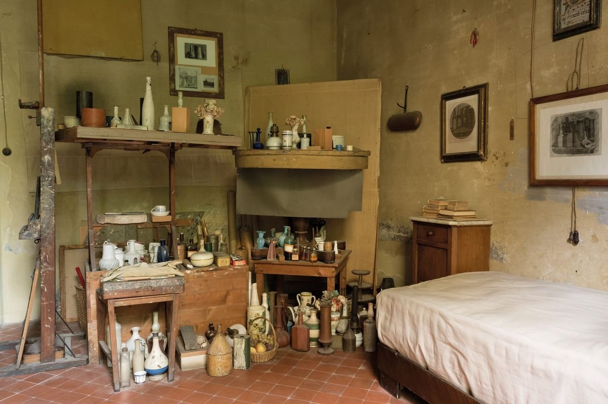 Joel Meyerowitz, Morandi's Objects: đồ vật của Giorgio Morandi trong xưởng vẽ ở Bologna, tường cũ bong tróc