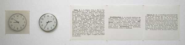 Joseph Kosuth, Clock (One and Five): đồng hồ treo tường, ảnh chụp đồng hồ và các trang định nghĩa từ điển xếp thành hàng ngang