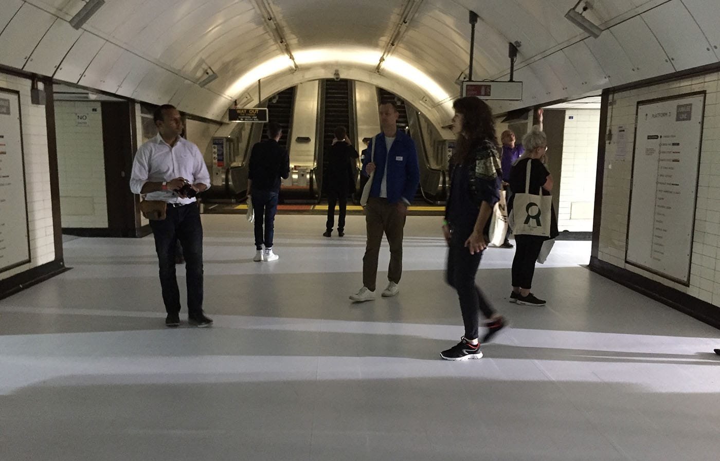 Koo Jeong A「Odorama (Charing Cross)」：薄明かりのなか、沈香の匂いに満たされた使われなくなった地下鉄のホーム