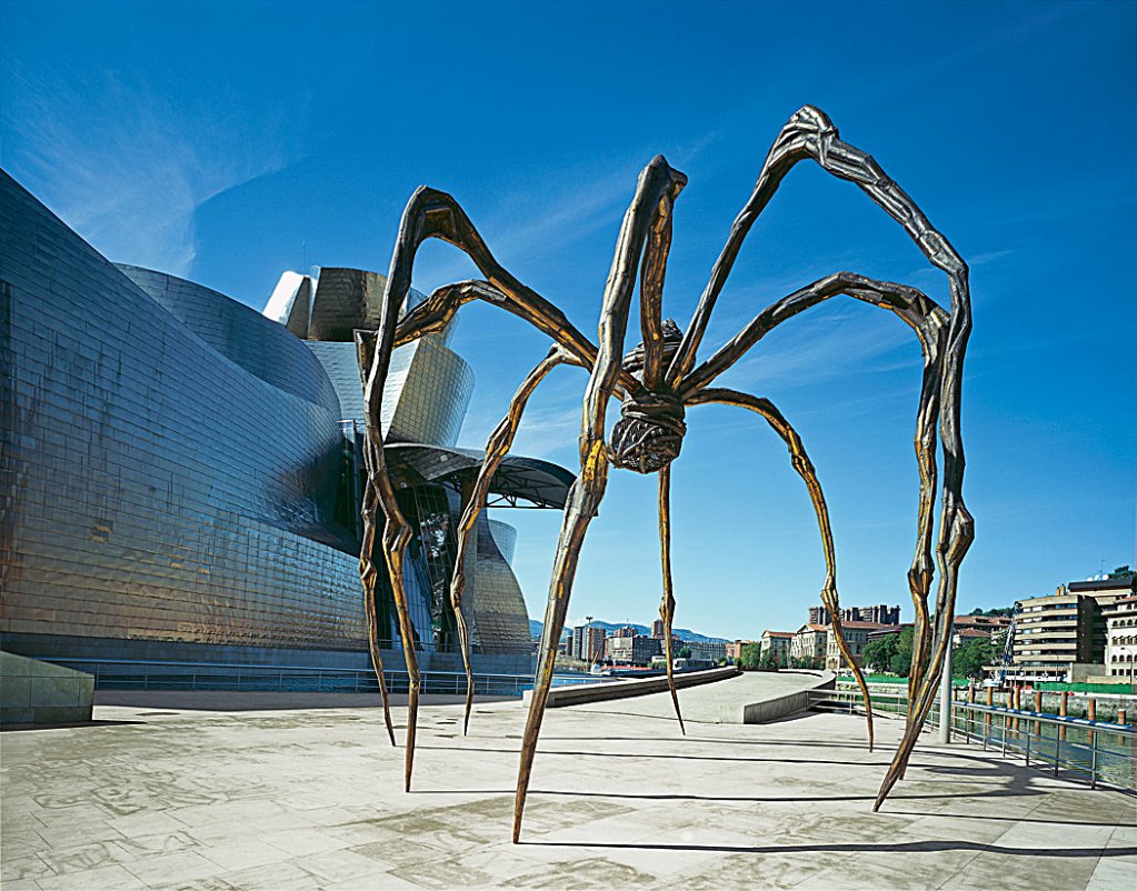 ルイーズ・ブルジョワ「Maman」：グッゲンハイム・ビルバオのそばに立つ、青銅と鋼の巨大な蜘蛛
