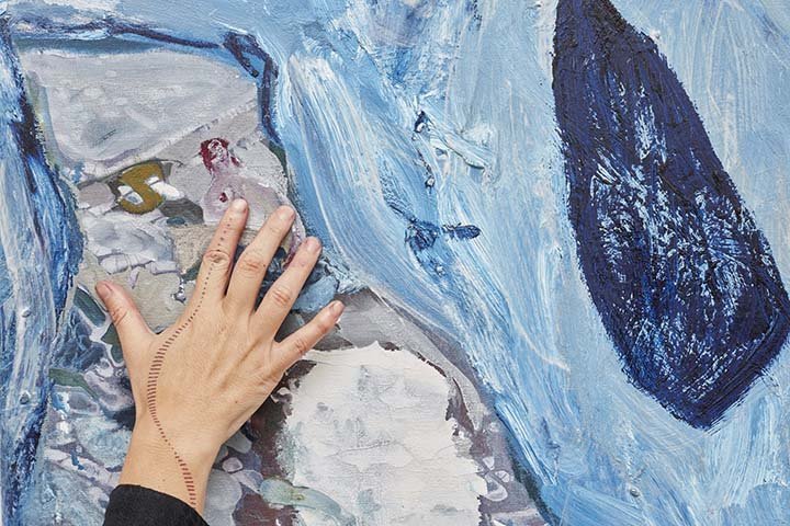 ルイザ・ゴットシャルク「Glade: To Touch Painting」。絵具に香りを込めた森の絵が、ギャラリーに掛けられている