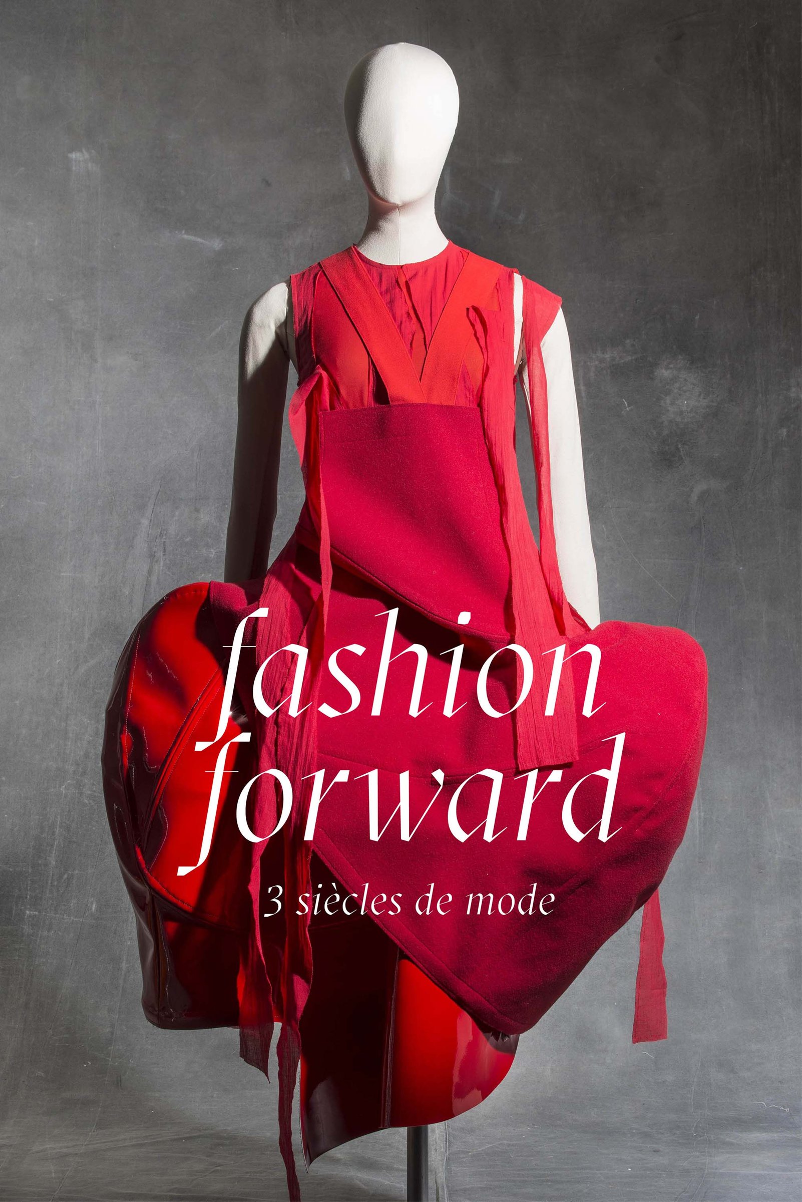 装飾芸術美術館の「Fashion Forward, 3 siècles de mode」。いくつもの時代の服が展示されている