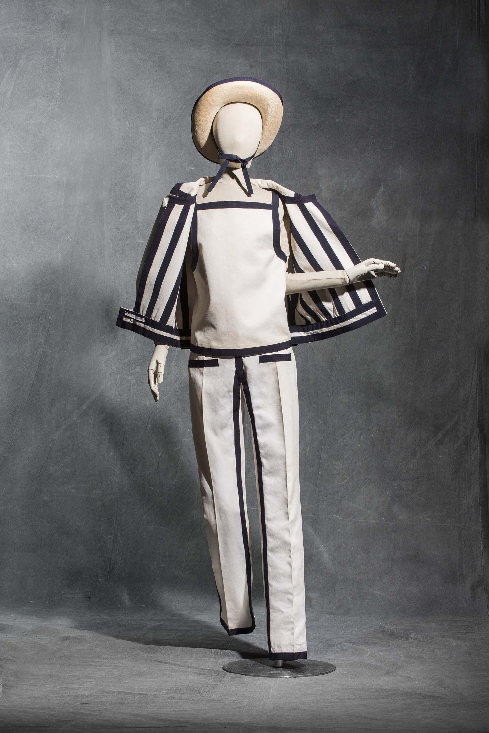 装飾芸術美術館の「Tenue correcte exigée」。かつてスキャンダルを起こした衣服の展示
