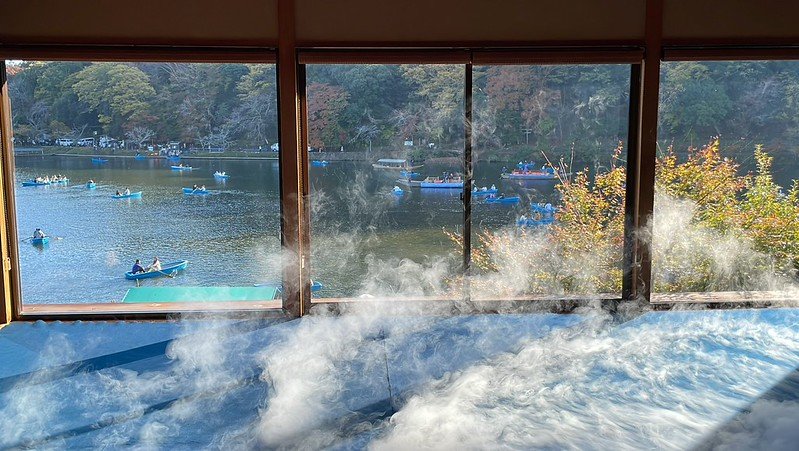 Aerosculpture: Sea of Fragrant Cloud của Maki Ueda: mây khói trắng mang mùi nhang lan trên mặt sàn lữ quán ven sông ở Arashiyama