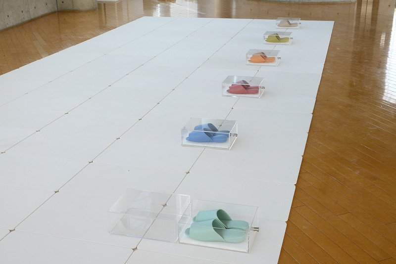 Maki Ueda, Olfactory Labyrinth ver. 5: Invisible Footprints, người xem mang dép màu bước trong phòng trưng bày