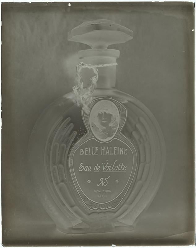 マルセル・デュシャン「Belle Haleine, Eau de Voilette」：マン・レイが撮ったローズ・セラヴィの肖像を新しいラベルにした、リゴーの香水瓶