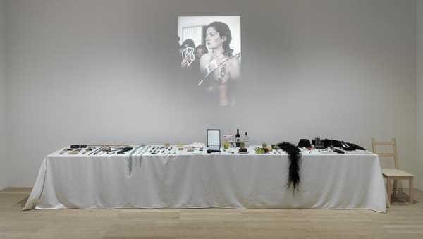 Marina Abramović. Rhythm 0.