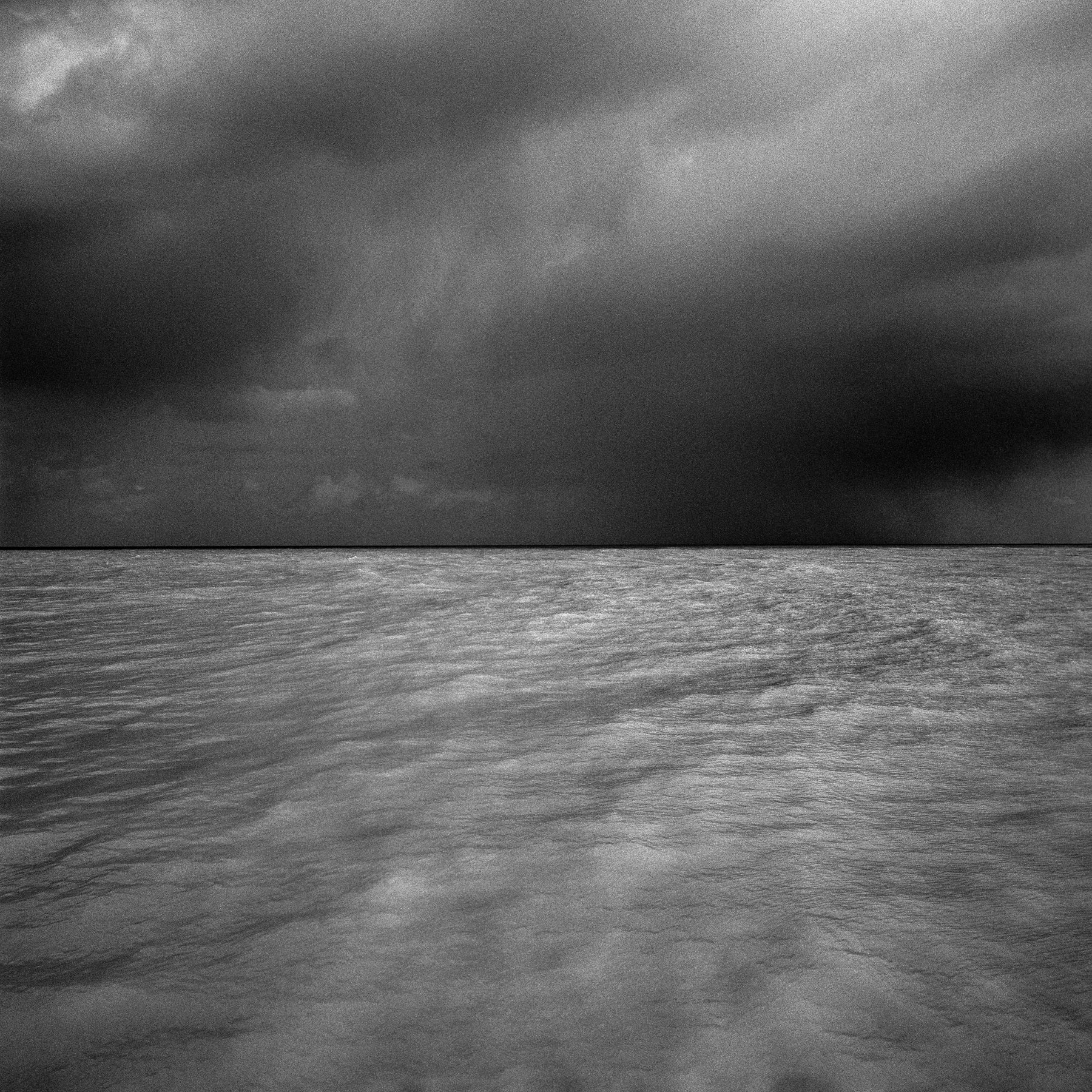 Mark Power, The Shipping Forecast: ảnh đen trắng bờ biển và mặt nước ở một vùng biển trong bản tin BBC