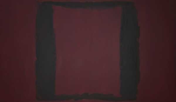 Mark Rothko, Black on Maroon: tấm toan khổ ngang rất lớn, những mảng đen mép mềm trên nền đỏ nâu sẫm, trong phòng trưng bày ánh sáng mờ