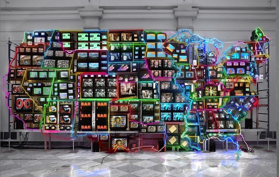 ナム・ジュン・パイク「Electronic Superhighway」。色とりどりのネオンで縁取られたテレビ画面でできたアメリカ合衆国の地図