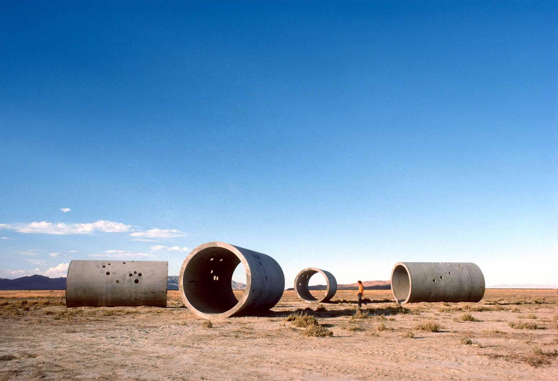Nancy Holt, Sun Tunnels: bốn ống bê tông lớn đặt giữa sa mạc Great Basin, Utah