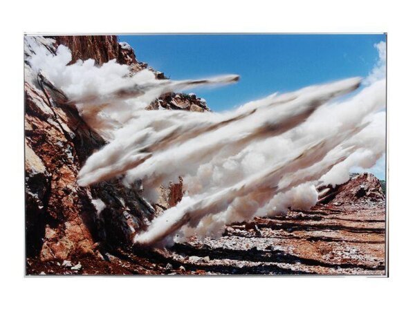 Naoya Hatakeyama, Blast #5707: đá vôi và bụi đá văng lên từ vách mỏ trên nền trời xanh