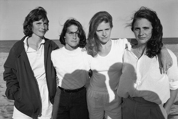 Nicholas Nixon, The Brown Sisters: bốn chị em đứng cạnh nhau, ảnh đen trắng khổ lớn