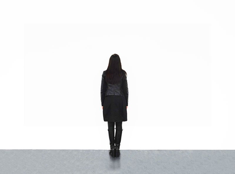 Peter de Cupere, Invisible (Scent) Paintings: bức tranh cào ngửi treo trên tường trắng, mùi ẩn dưới lớp sơn