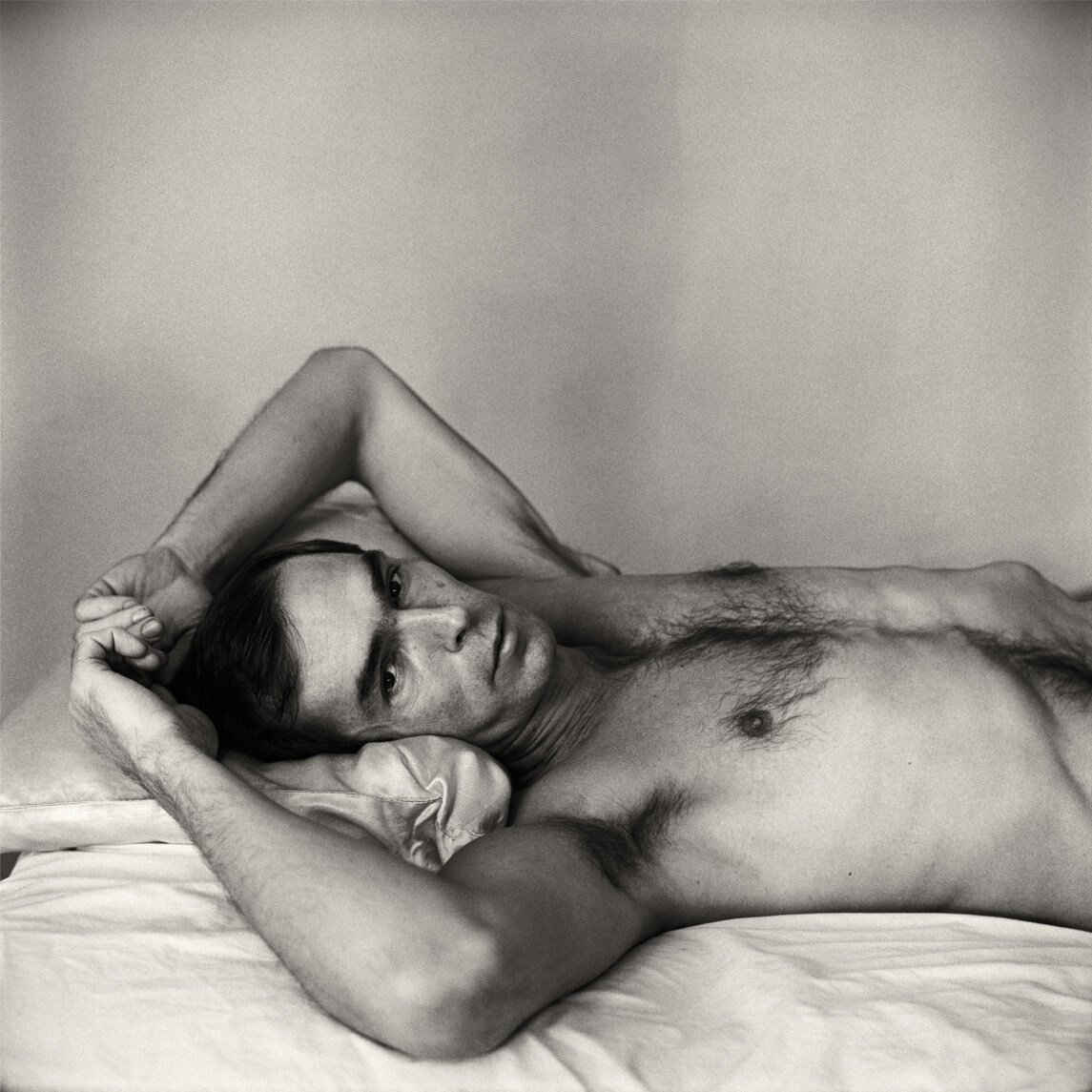Peter Hujar「Portraits in Life and Death」。無地の背景の前の、Hujar の友人の白黒肖像。1976年の本より