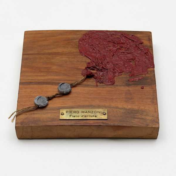 Piero Manzoni, Artist's Breath: mảnh bóng bay đỏ đã xẹp, sợi dây với hai con dấu chì, gắn trên đế gỗ có biển đồng