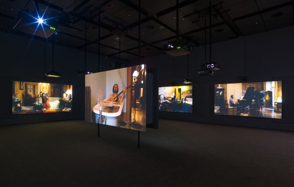 Ragnar Kjartansson, The Visitors: chín màn hình chiếu chín căn phòng của dinh thự Rokeby, mỗi phòng một nhạc sĩ