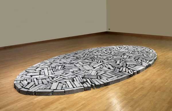 Richard Long, Cornish Slate Ellipse: những phiến đá phiến xám dựng nghiêng sát nhau thành hình elip trên sàn