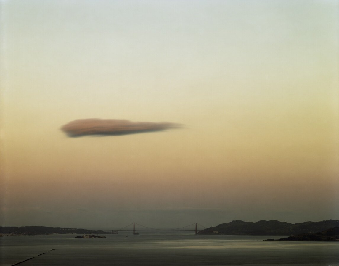 Richard Misrach, Golden Gate, 5.21.98, 6:04am: cầu Golden Gate và vịnh San Francisco trong ánh sáng sớm, nhìn từ xa