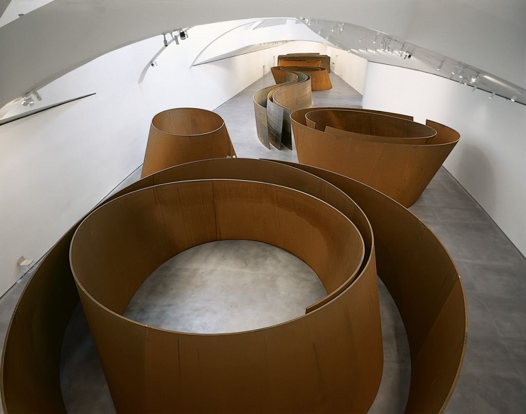 Richard Serra, The Matter of Time: tám khối thép chịu thời tiết uốn cong thành elip và xoắn ốc trong gian trưng bày của Guggenheim Bilbao