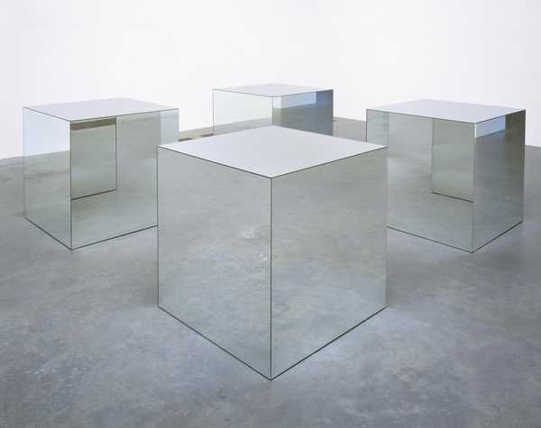 Robert Morris, Untitled: bốn khối lập phương phủ gương đặt cách nhau trên sàn phòng trưng bày, phản chiếu sàn, tường và nhau
