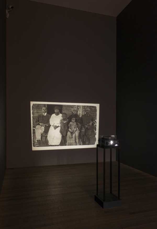 Santu Mofokeng, The Black Photo Album / Look at Me: chân dung studio đen trắng của một người Nam Phi da đen mặc trang phục trang trọng